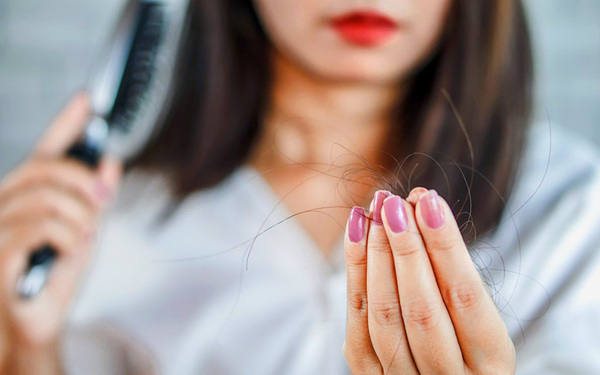 Significado de Sonhar Com Cabelo Caindo: O Que Quer Dizer?