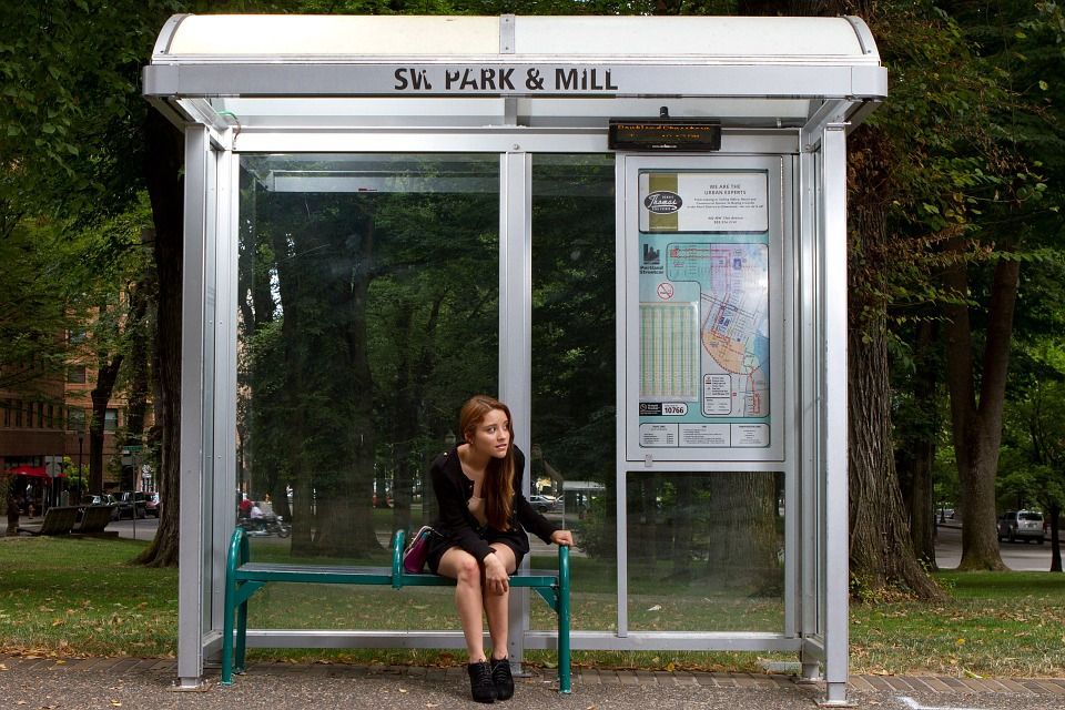 jovem esperando ônibus