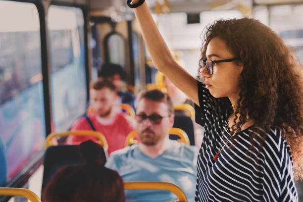 pessoas dentro de ônibus